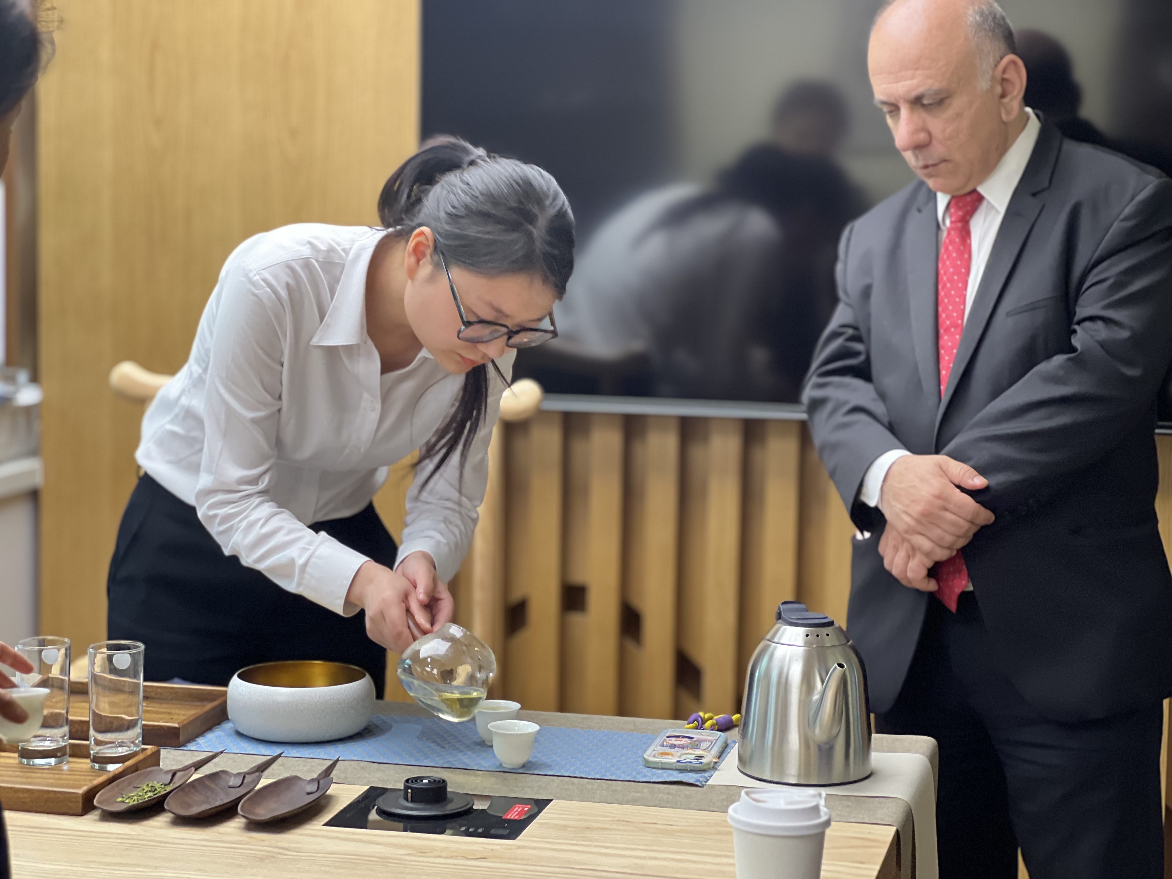 乌拉圭总领事马龙拜访上海商学院上海洛桑酒店管理学院